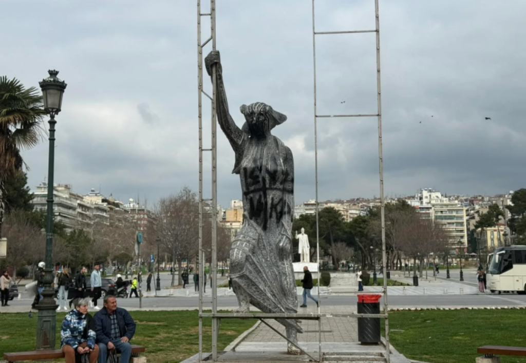 Άγνωστοι βανδάλισαν την «Γυναίκα στο λεωφορείο» στην πλατεία Αριστοτέλους (βίντεο)