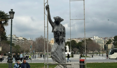 Άγνωστοι βανδάλισαν την «Γυναίκα στο λεωφορείο» στην πλατεία Αριστοτέλους (βίντεο)