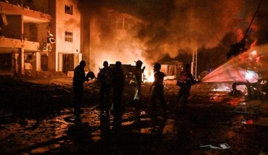 Βίντεο-σοκ: Βομβαρδίστηκε ανηλεώς και καίγεται το μεγαλύτερο ισραηλινό λιμάνι της Χάιφα