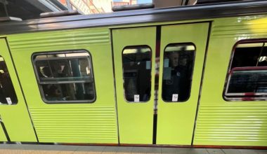 Άγνωστοι έβαψαν λαχανί συρμό του ΗΣΑΠ – Δείτε βίντεο