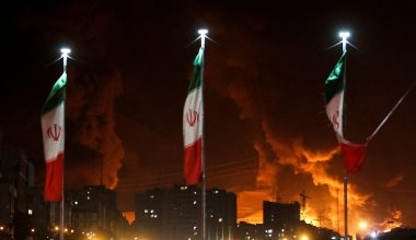 Βρέχει… πετρέλαιο στην Τεχεράνη μετά τη σφοδρή ισραηλινή επίθεση στα διυλιστήρια (βίντεο)