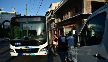 Αστυνομικοί εντόπισαν νεκρό άνδρα μέσα σε λεωφορείο στο Μενίδι – Ήταν χρήστης ουσιών