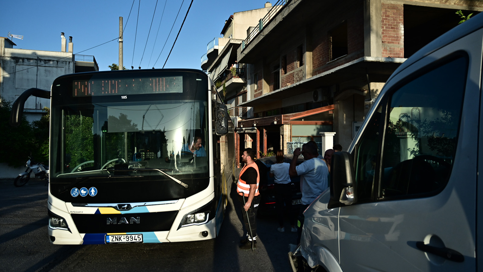 Αστυνομικοί εντόπισαν νεκρό άνδρα μέσα σε λεωφορείο στο Μενίδι – Ήταν χρήστης ουσιών
