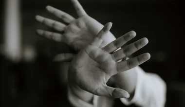 Ρόδος: Xειροπέδες σε 57χρονη μητέρα για κακοποίηση της ΑμεΑ κόρης της