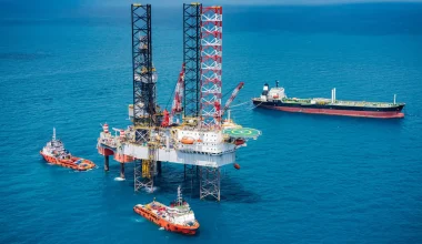 «Κλυδωνισμοί» στα ΗΑΕ και το Κουβέιτ: Ξεκίνησαν μειώσεις στην παραγωγή πετρελαίου – Ποιες οι επιπτώσεις