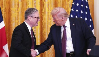 Τηλεφωνική επικοινωνία Ν.Τραμπ με τον Κ.Στάρμερ για την χρήση των βάσεων της RAF