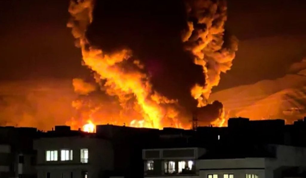 Κάτοικος Τεχεράνης για ισραηλινές επιθέσεις στις δεξαμενές πετρελαίου: «Νομίζαμε πως ήρθε το τέλος του κόσμου»