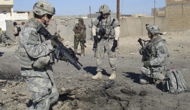 Έκπληκτοι Αμερικανοί στρατιώτες καταγράφουν την επίθεση ιρανικών drones σε αεροπορική βάση του Κουβέιτ (βίντεο)