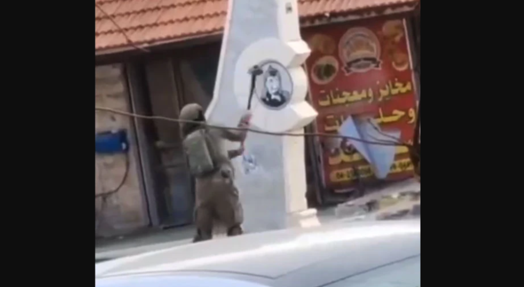 Βίντεο: Ισραηλινός στρατιώτης καταστρέφει μνημείο του Γιασέρ Αραφάτ στη Δυτική Όχθη – «Τον τιμωρήσαμε» λένε οι IDF