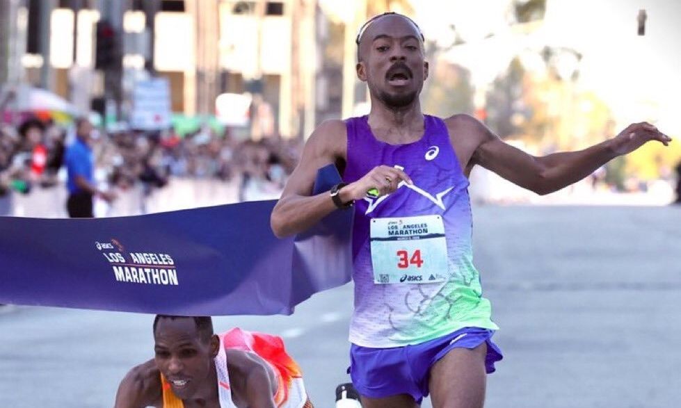 Επικό photo finish στο Μαραθώνιο του Λος Άντζελες – Βγήκε πρώτος την τελευταία στιγμή (βίντεο)