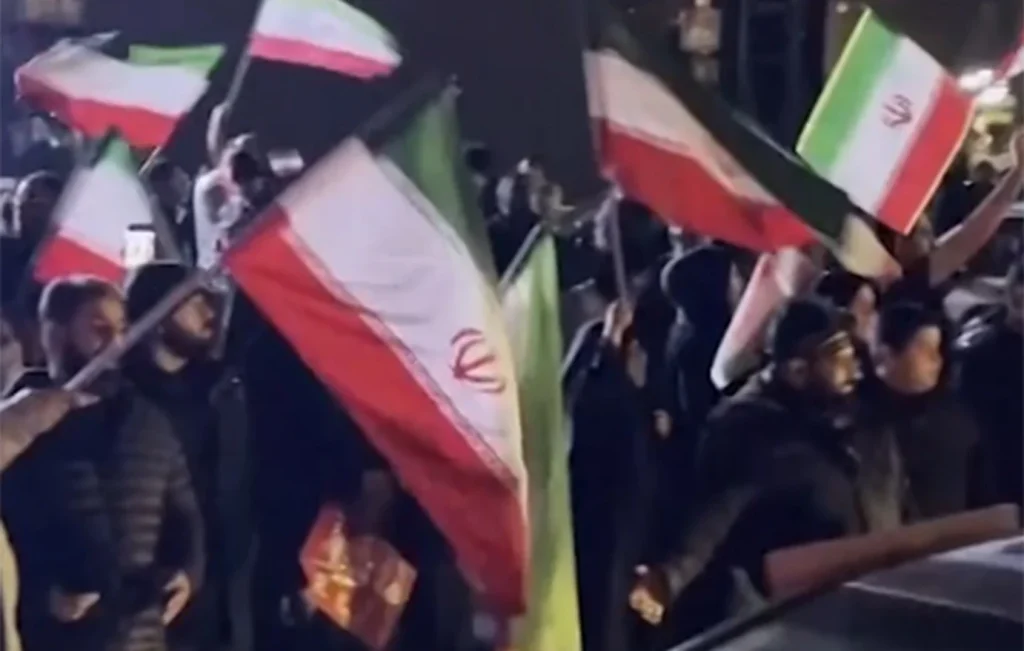 Χιλιάδες υποστηρικτές του νέου ηγέτη αγιατολάχ Μοζτάμπα Χαμενεΐ συγκεντρώθηκαν σε κεντρική πλατεία της Τεχεράνης