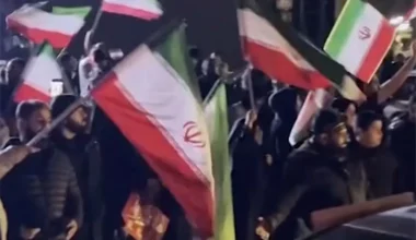 Χιλιάδες υποστηρικτές του νέου ηγέτη αγιατολάχ Μοζτάμπα Χαμενεΐ συγκεντρώθηκαν σε κεντρική πλατεία της Τεχεράνης