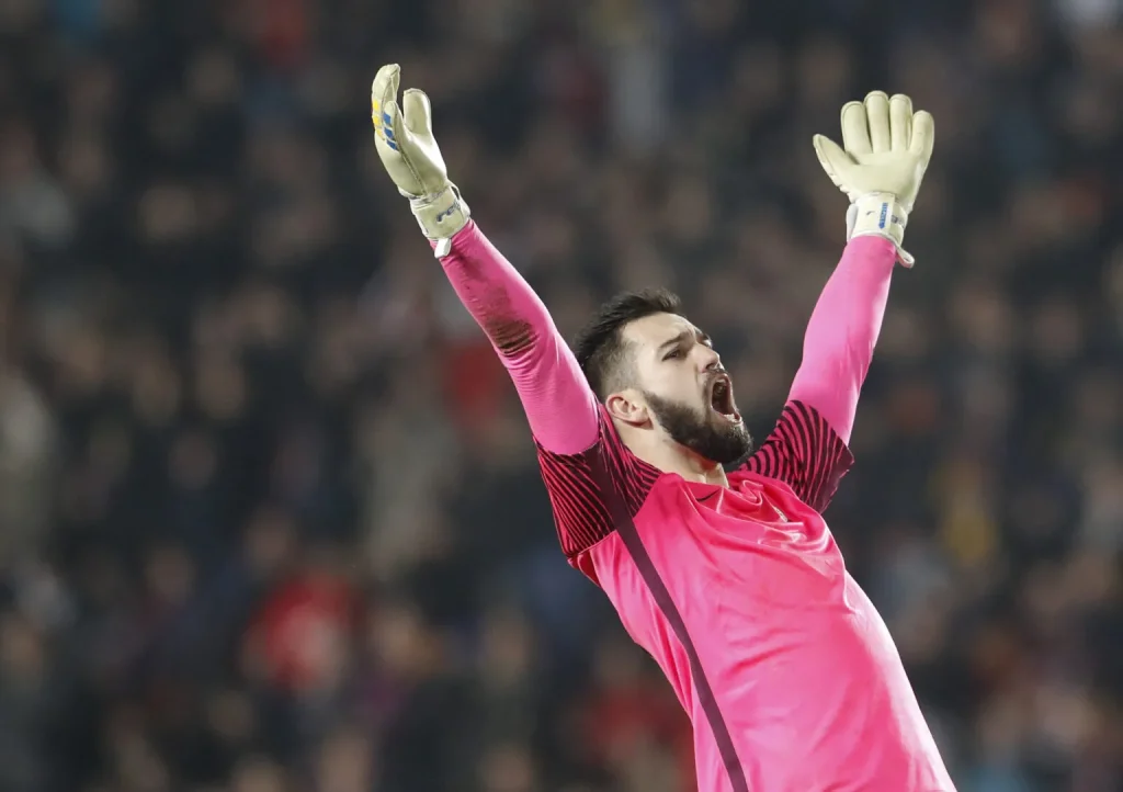 Η απίστευτη απόκρουση τερματοφύλακα που έγινε viral – «Κάρφωσε» την μπάλα σε μπαλκόνι σπιτιού (βίντεο)