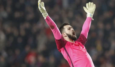 Η απίστευτη απόκρουση τερματοφύλακα που έγινε viral – «Κάρφωσε» την μπάλα σε μπαλκόνι σπιτιού (βίντεο)