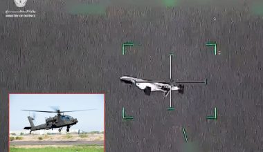 Έτσι έπεσε το εμιρατιανό AH-64 Apache: Προσπάθησε να καταρρίψει ιρανικό Shahed–136 και το κτύπησαν τα θραύσματα