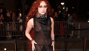 Απτόητη η Τσάπελ Ρόουν: Πήγε με διαφανές φόρεμα και μόνο ένα στρινγκ στην εβδομάδα μόδας στο Παρίσι (βίντεο)