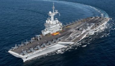 Βίντεο: H στιγμή που ο Ε.Μακρόν επιβιβάζεται στο αεροπλανοφόρο Σαρλ ντε Γκωλ στην Ανατολική Μεσόγειο