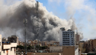 Βίντεο: Μαζικοί ισραηλινο-αμερικανικοί βομβαρδισμοί στη Σαναντάζ του Ιράν