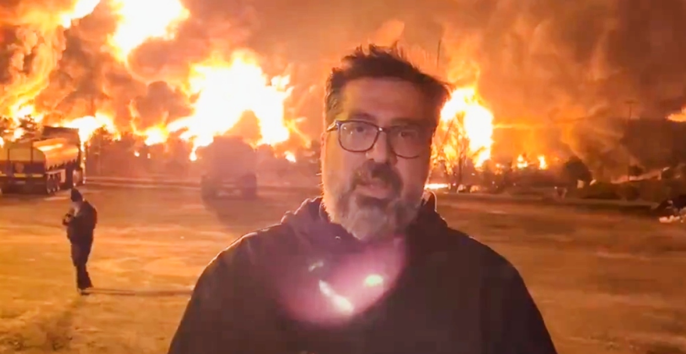 Βίντεο: Ιρανός ρεπόρτερ μεταδίδει σε απόσταση πνοής από το σημείο εκρήξεων και φωτιάς στην Τεχεράνη