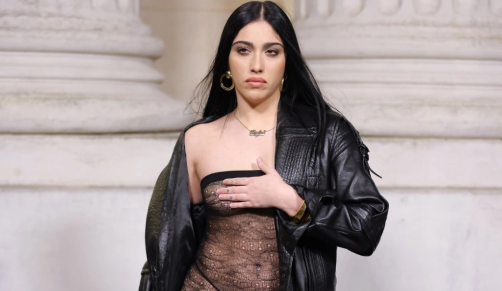 Λούρδη Λεόν: H άκρως αποκαλυπτική εμφάνιση της κόρης της Μαντόνα με διάφανο φόρεμα χωρίς σουτιέν στο Παρίσι (φωτο)