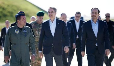 Ο Κ.Μητσοτάκης συναντήθηκε με τους πιλότους των ελληνικών F-16 στην Κύπρο (φώτο)