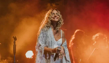 Το «γύρισε» στο λαϊκό η Νατάσσα Μποφίλιου: Τραγουδά το «Φωτιά με φωτιά» και ξεφαντώνει σε πάρτι – Δείτε βίντεο