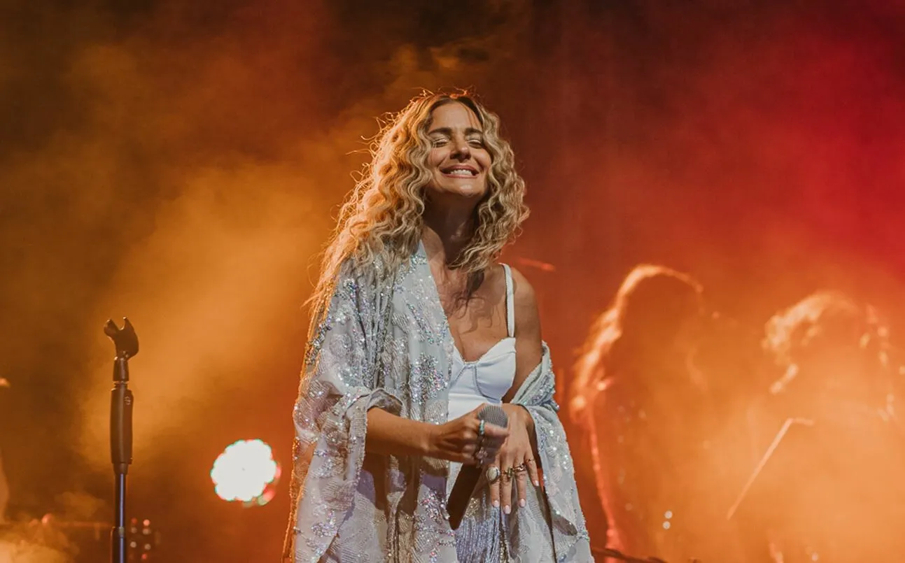 Το «γύρισε» στο λαϊκό η Νατάσσα Μποφίλιου: Τραγουδά το «Φωτιά με φωτιά» και ξεφαντώνει σε πάρτι – Δείτε βίντεο