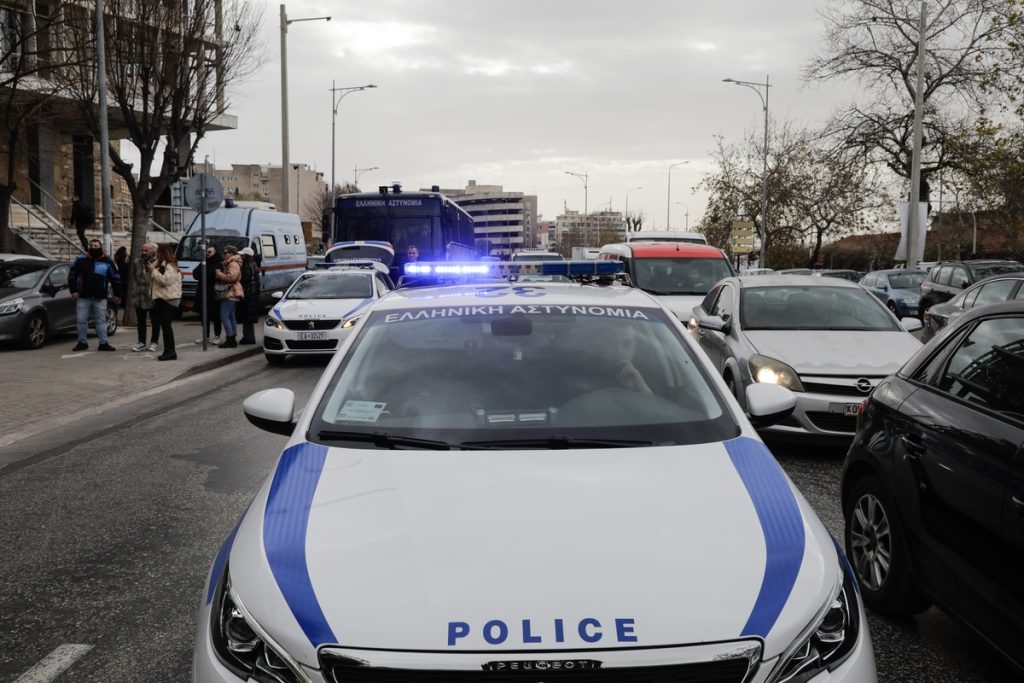 Ένταση στον ΕΦΚΑ Ομόνοιας: 61χρονος Αλβανός απειλούσε με στυλιάρι τους υπαλλήλους – Είχε μαζί του και κουζινομάχαιρο