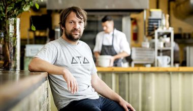 Aπό την κορυφή στο ναδίρ: Σοκάρουν οι αποκαλύψεις για τον σεφ Ρενέ Ρετζέπι – «Μας χτυπούσε & έφτυνε στα φαγητά μας»