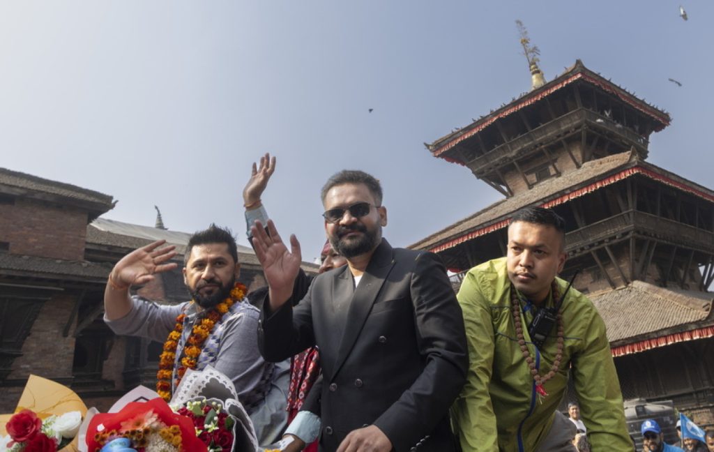 Ένας ράπερ στην πρωθυπουργία του Νεπάλ – Oι δεσμεύσεις του και η απήχηση στην Gen Z του Μπαλέντρα Σαχ