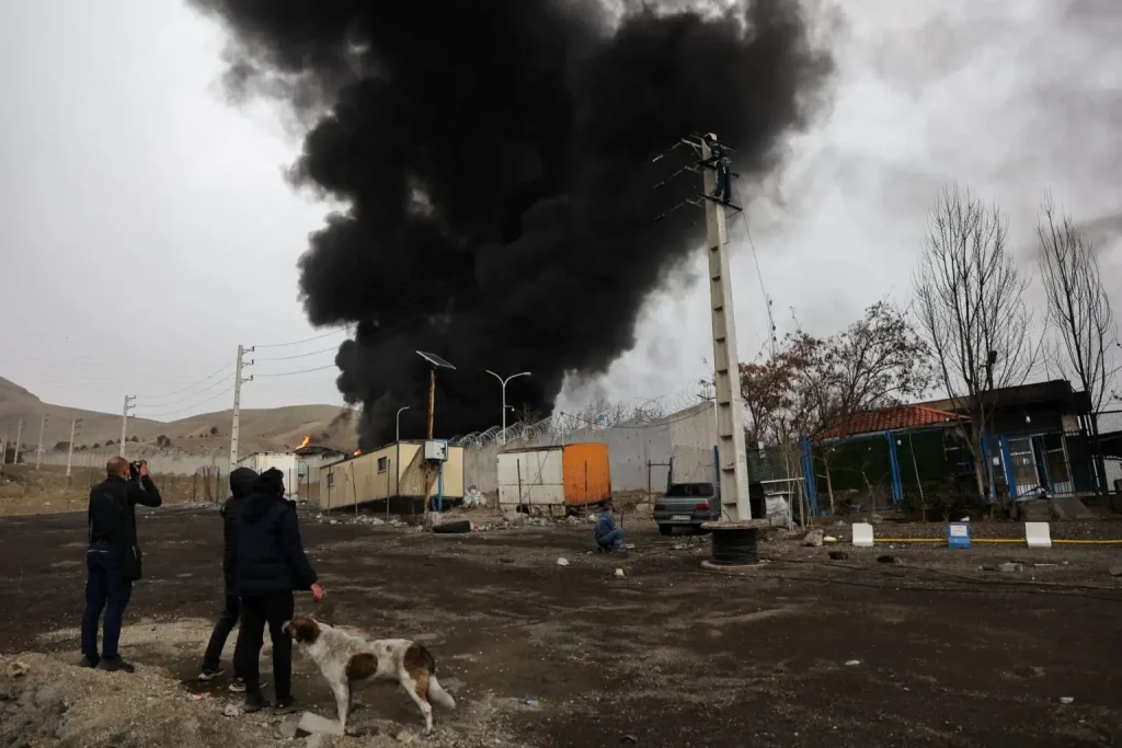 «Βρέχει πετρέλαιο» στην Τεχεράνη: Η μαύρη «όξινη βροχή» που προκαλεί αναπνευστικά προβλήματα στους κατοίκους