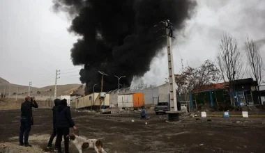 «Βρέχει πετρέλαιο» στην Τεχεράνη: Η μαύρη «όξινη βροχή» που προκαλεί αναπνευστικά προβλήματα στους κατοίκους