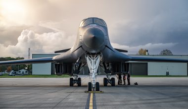 Σιδηρά γροθιά των ΗΠΑ στο Fairford: 11 B-1 Lancer και B-52 έτοιμα για την Τεχεράνη