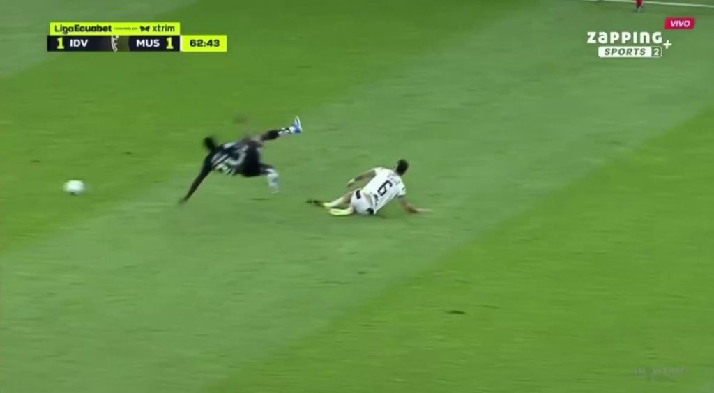 Βίντεο: Το τάκλιν που δέχθηκε 22χρονος σε αγώνα στο Εκουαδόρ – Υπέστη κάταγμα κνήμης και περόνης