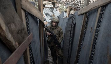 Βίντεο: Ρώσοι περικυκλώνουν Ουκρανούς και τους εξουδετερώνουν