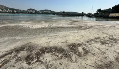 Υποχώρησε η θάλασσα στη Βουλιαγμένη και φάνηκε η στεριά (φώτο)