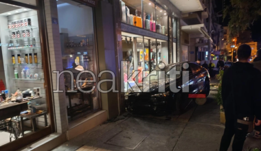 Ηράκλειο: Αυτοκίνητο έπεσε με σφοδρότητα σε κατάστημα και παρέσυρε 27χρονη – Δείτε φωτογραφίες