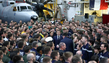 Ε.Μακρόν: Τραγούδησε μαζί με ναύτες τον Εθνικό Ύμνο της Γαλλίας πάνω στο αεροπλανοφόρο «Σαρλ Ντε Γκωλ»