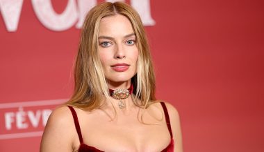 Με ανανεωμένο look η Μάργκοτ Ρόμπι στην Εβδομάδα Μόδας στο Παρίσι: Δείτε την αλλαγή στα μαλλιά της (βίντεο)