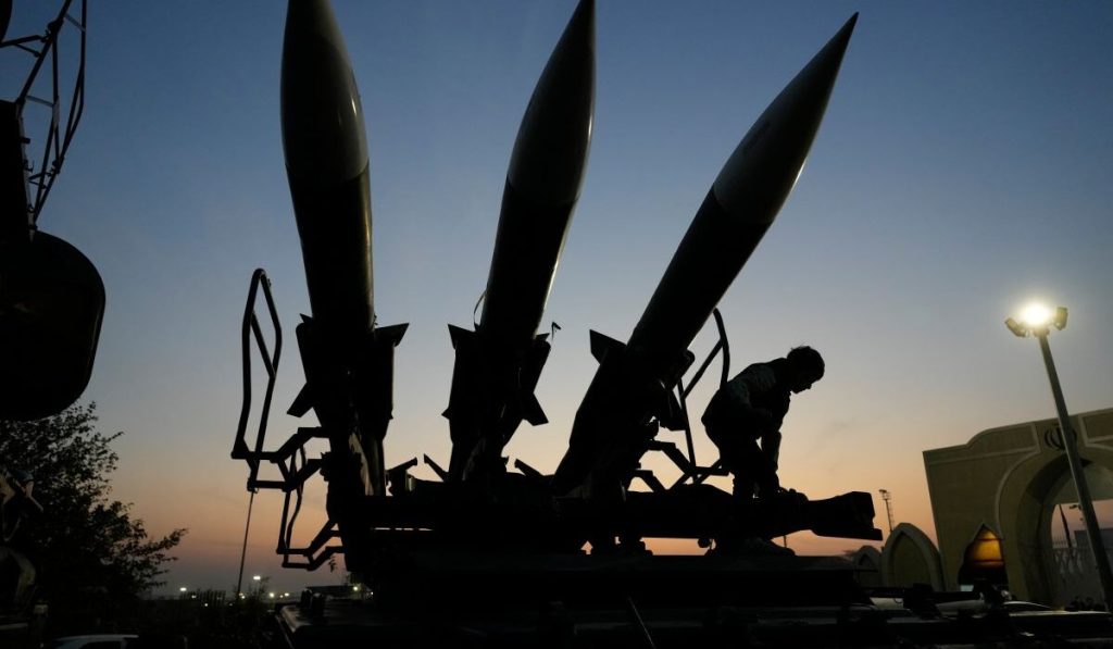 Μπαχρέιν: Ιρανικός πύραυλος κτύπησε ουρανοξύστη κατοικιών Αμερικανών – Μία νεκρή και 8 τραυματίες (βίντεο)