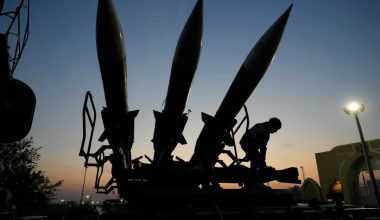 Μπαχρέιν: Ιρανικός πύραυλος κτύπησε ουρανοξύστη κατοικιών – Μία νεκρή και 8 τραυματίες (βίντεο)