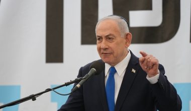 Μ.Νετανιάχου: Στενός του σύμβουλος ανάρτησε βίντεο που τον δείχνει να στοχεύει με «βελάκια» τους Σινουάρ & Χαμενεΐ