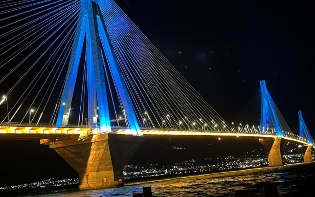 Εκατό χρόνια Παναιτωλικός: Στα χρώματα του συλλόγου η γέφυρα του Ρίου-Αντιρίου (βίντεο)