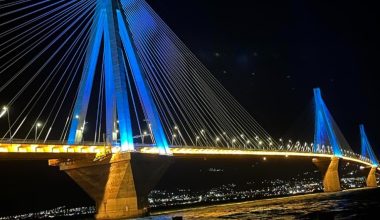 Εκατό χρόνια Παναιτωλικός: Στα χρώματα του συλλόγου η γέφυρα του Ρίου-Αντιρίου (βίντεο)