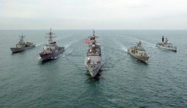 Αμερικανικά πολεμικά πλοία συνόδευσαν για πρώτη φορά δεξαμενόπλοιο στα Στενά του Ορμούζ