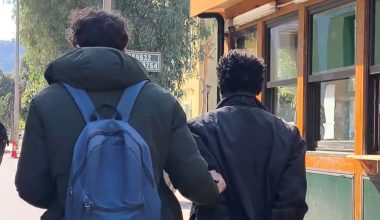 Στην Ευελπίδων ο Σουδανός με τις χειροβομβίδες: Με κατεβασμένο το κεφάλι και χωρίς δηλώσεις έφτασε ο 48χρονος