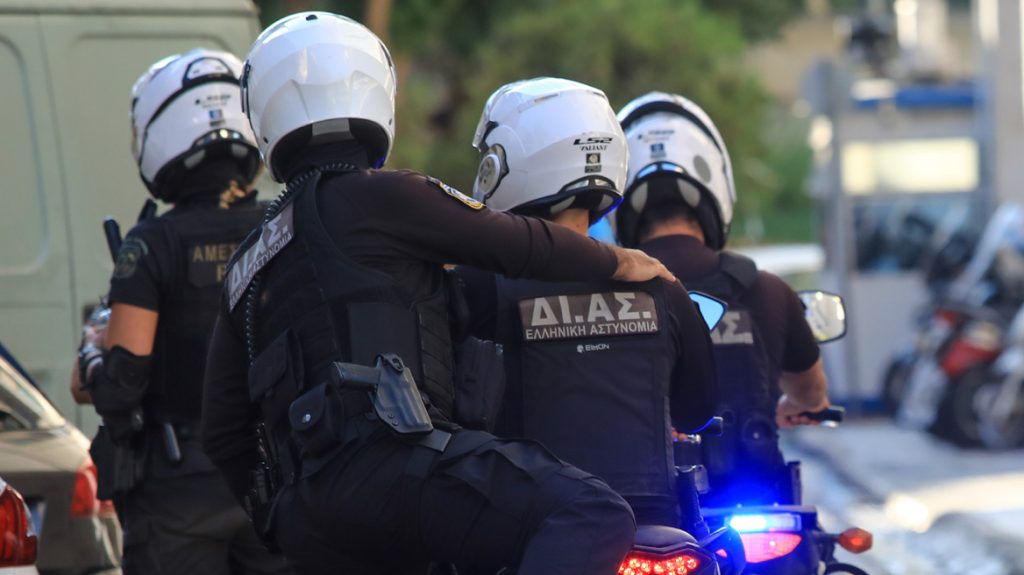 Θεσσαλονίκη: Η ΕΛΑΣ εντόπισε παράνομους αλλοδαπούς σε πατάρι κουρείου – Συνελήφθη η ιδιοκτήτρια του καταστήματος