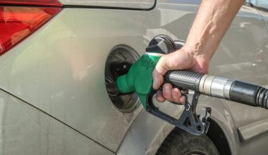 Ουρές στα πρατήρια καυσίμων: Φόβοι ότι η βενζίνη θα φτάσει έως και 2 ευρώ το λίτρο