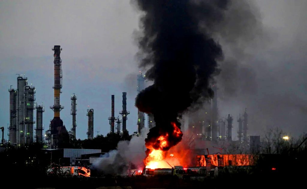 Bίντεο: Η στιγμή που ιρανικά drones χτυπούν διυλιστήριο στη Χάιφα