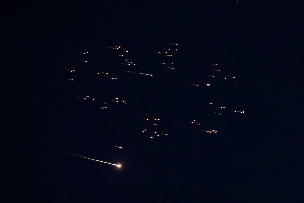 Βίντεο: «Νέφος» υποπυρομαχικών διασπείρεται από ιρανικό πύραυλο Khorramshahr και «λούζει» το κεντρικό Ισραήλ